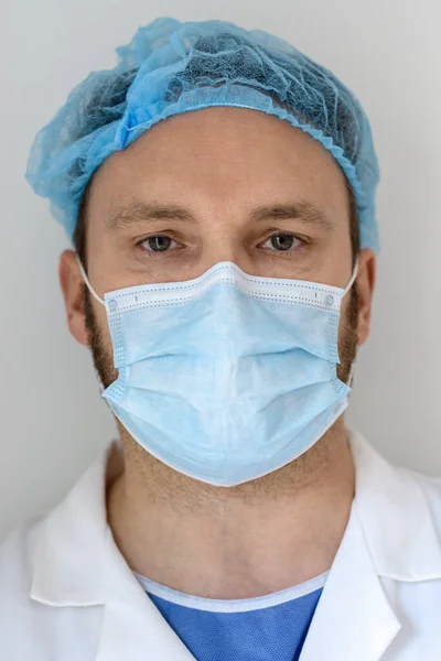 Retrato de un médico con mascarilla en el hospital — Foto de Stock