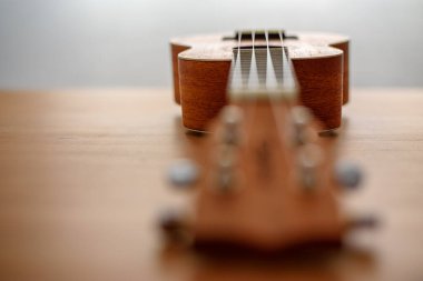 Kahverengi ukulele ve sığ alan defekti