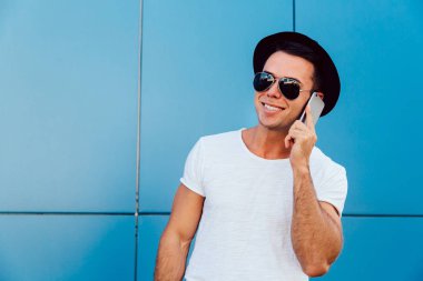 Çekici adam cep telefonu, açık havada konuşan.