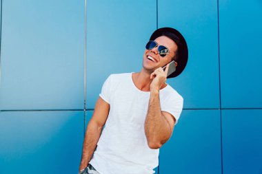 Şık adam güzel telefon görüşmesi, açık havada.