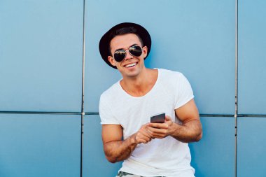 Akıllı telefon kullanan şık adam, açık havada