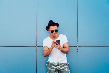 Açık havada bir cep telefonu kullanarak komik adam.