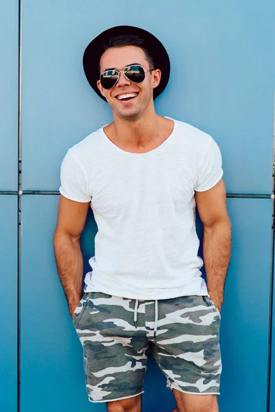 Utomhus foto av leende kille i solglasögon — Stockfoto