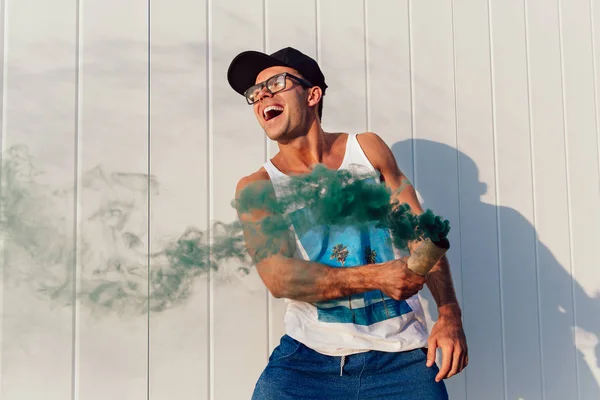 Aufgeregter Mann mit Rauchbombe amüsiert sich im Freien. — Stockfoto