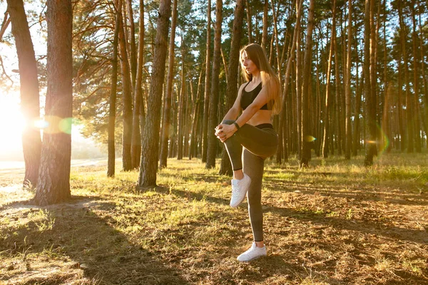 Mujer de fitness haciendo ejercicios deportivos para el cuerpo en la madera — Foto de Stock