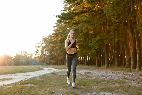 Hermosa chica corriendo al aire libre — Foto de Stock