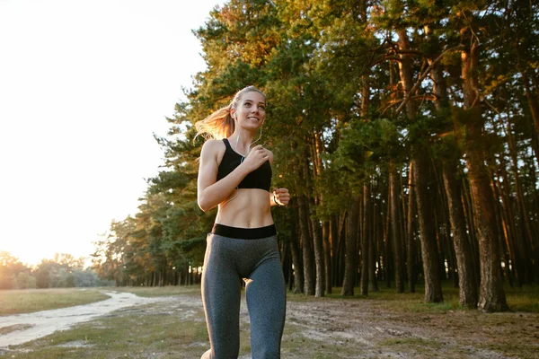 Feliz joven mujer corriendo en el bosque — Foto de Stock