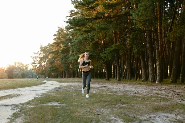 Radostná sportovní dívka běžící venku — Stock fotografie