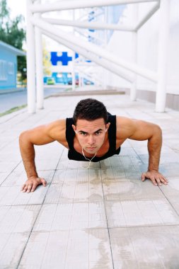 Çekici sporcu pratik pushs yukarı açık havada