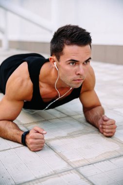 Sporcu, açık havada dirseklerde Push UPS yapıyor