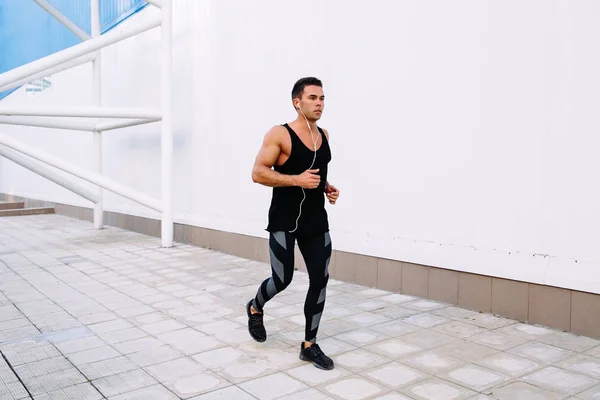 Hombre musculoso corriendo al aire libre . — Foto de Stock
