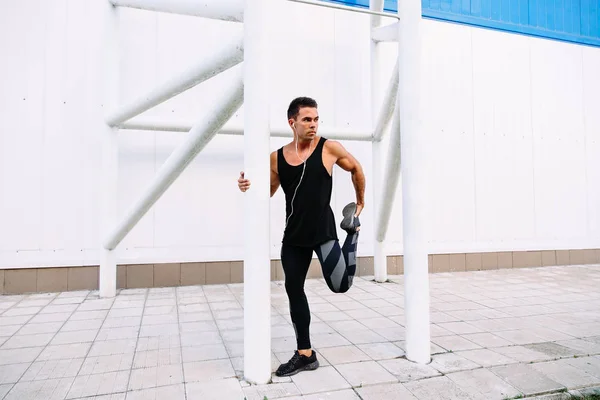 Longitud completa de deportista haciendo ejercicios al aire libre . — Foto de Stock