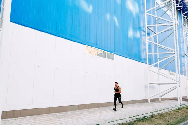 Deportista corriendo al aire libre — Foto de Stock