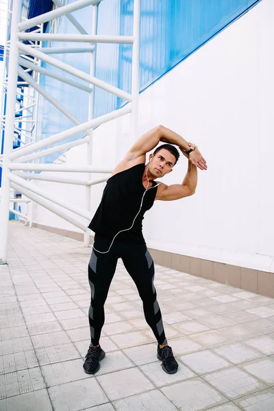 Vista completa del hombre deportivo haciendo ejercicios físicos para el cuerpo — Foto de Stock