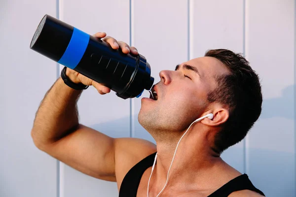 Спортсмен пьет воду после тренировки — стоковое фото