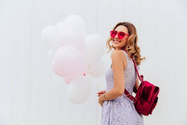 Beyaz balonlar kamera poz ile çekici kız,