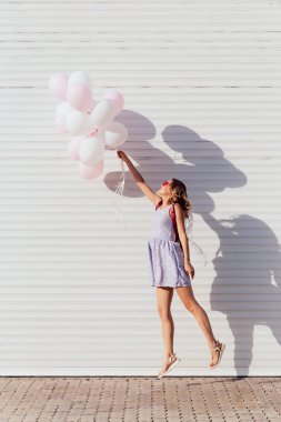 Mutlu kız hava balonları ile atlama, dışında