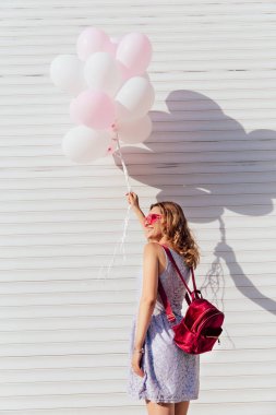Beyaz balonlar ile Büyüleyici kız, açık havada.