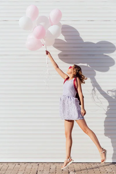 Vista lateral de chica saltando con globos de aire . — Foto de Stock