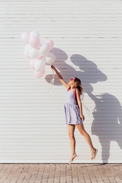 Chica feliz saltando con globos de aire, afuera — Foto de Stock