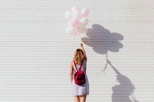 Vista posterior de la mujer con globos — Foto de Stock