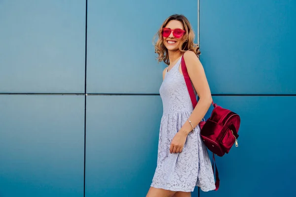 Chica atractiva en gafas de sol posando al aire libre — Foto de Stock