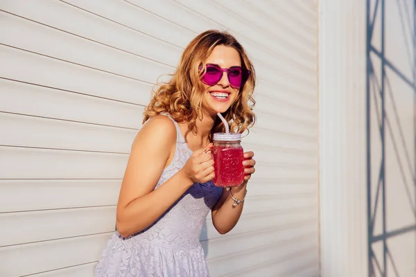 Güneş gözlüğü neşeli kız taze meyve içecek içme, açık havada. — Stok fotoğraf