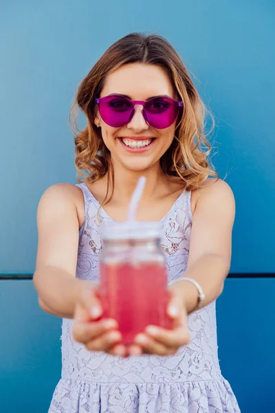 Mutlu kız taze içecek ile bir kavanoz tutan, açık havada