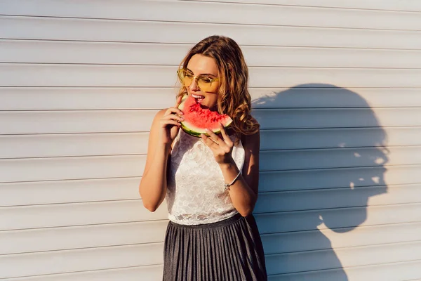 Vonzó lány étkezési ízletes görögdinnye, szabadban. — Stock Fotó