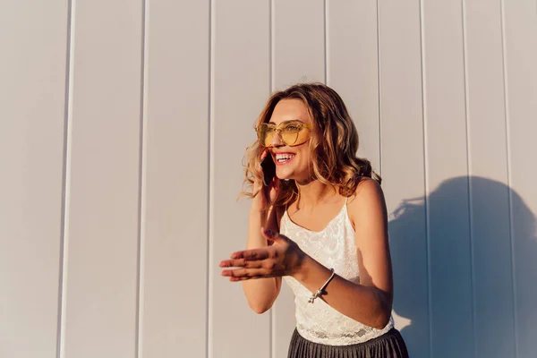 Chica alegre hablando por teléfono móvil, fuera — Foto de Stock