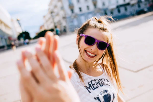 Veselou ženu, která při procházce ve městě dává vysoké pětice — Stock fotografie