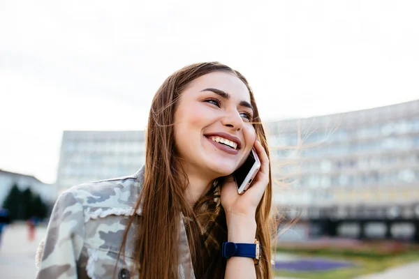 Chica alegre hablando en el teléfono móvil, al aire libre — Foto de Stock