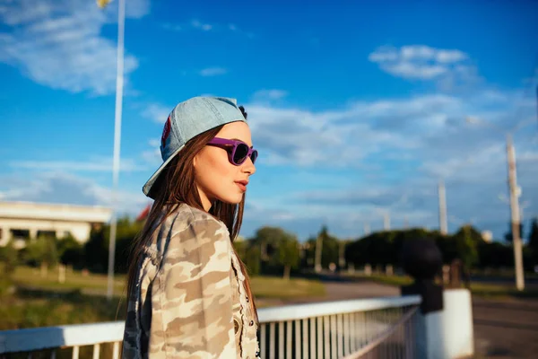 Chica con estilo en la tapa posando al aire libre . — Foto de Stock