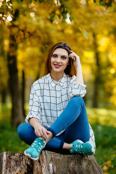 Brunette, model pro fotonatáčení v podzimním lese. — Stock fotografie