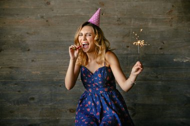 Mutlu kız doğum günü partisi kutlarken bir eğlence var