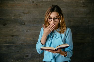 Çekici kadın bir kitap okurken bir şey hakkında şok