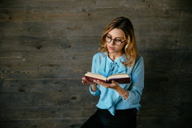 Gözlüklü güzel kadın ilginç kitap okuyor