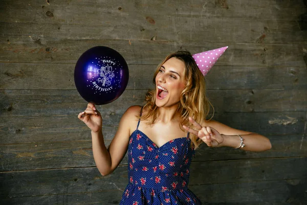 Menina engraçada em chapéu de aniversário celebrando aniversário — Fotografia de Stock