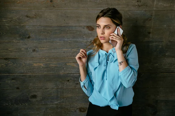 Selbstbewusste Geschäftsfrau telefoniert — Stockfoto