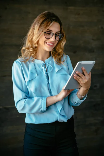 Mujer de negocios alegre trabajando en la tableta — Foto de Stock