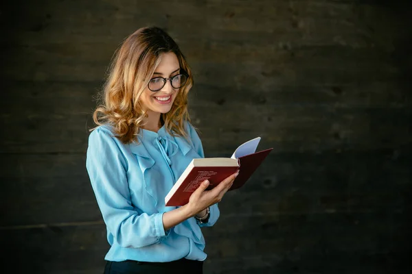 Mulher atraente alegre ler livro interessante — Fotografia de Stock