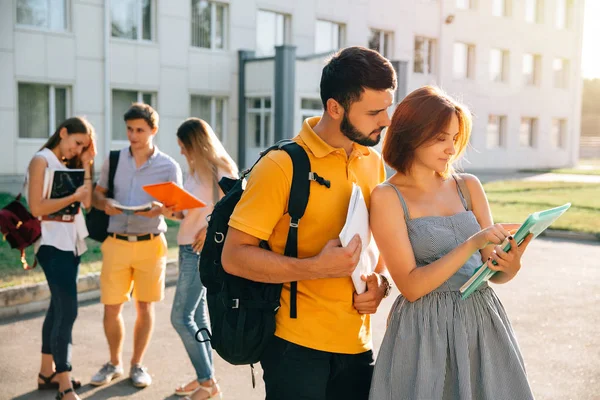 Kitapları olan birkaç öğrenci nin çalışmaları birbirine yardım ediyor