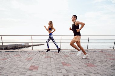 Fitness adam ve kadın açık havada çalışan