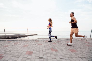 Çalışan erkek ve kadın açık havada yan görünümü