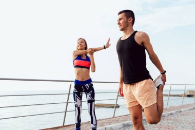 Mutlu erkek ve kadın açık havada uzanan.