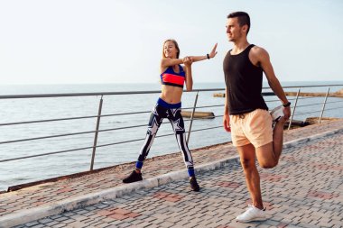 Deniz kenarında uygulama sırasında adam ve kız.