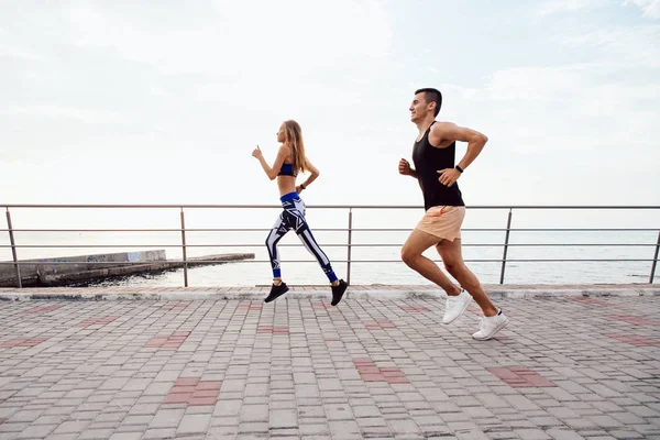 Fitness hombre y mujer corriendo al aire libre — Foto de Stock