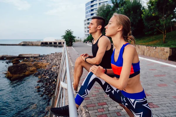 Hombre y mujer trabajando juntos en el muelle — Foto de Stock