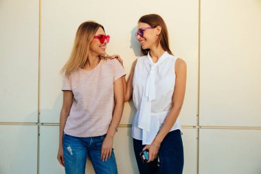 Gülen kızlar birbirleri ile keyifli sohbet ler, çıkışlar