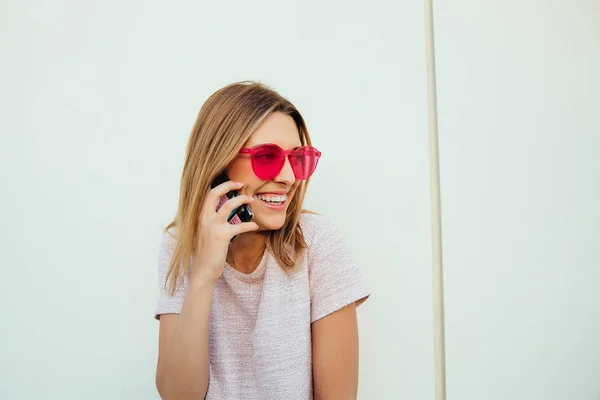 Chica feliz en gafas de sol hablando en el teléfono celular, al aire libre — Foto de Stock